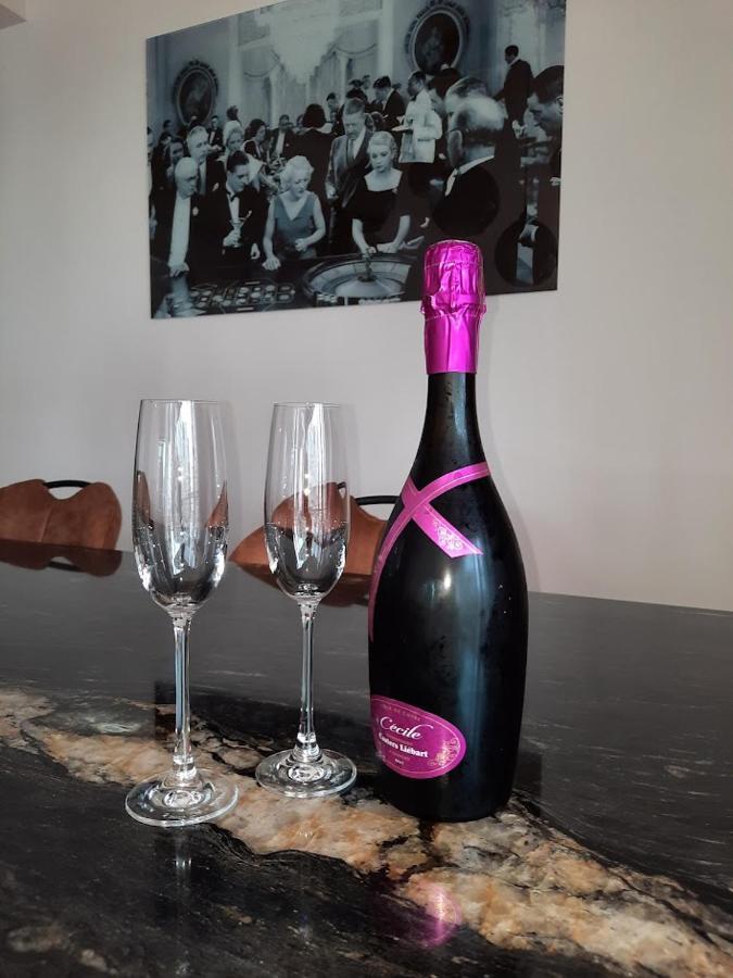 Lichtrijk En Comfortabel Hoekappartement Met Gratis Parking En Zeer Centraal Gelegen - Comme Chez Soi Ostende Exteriér fotografie