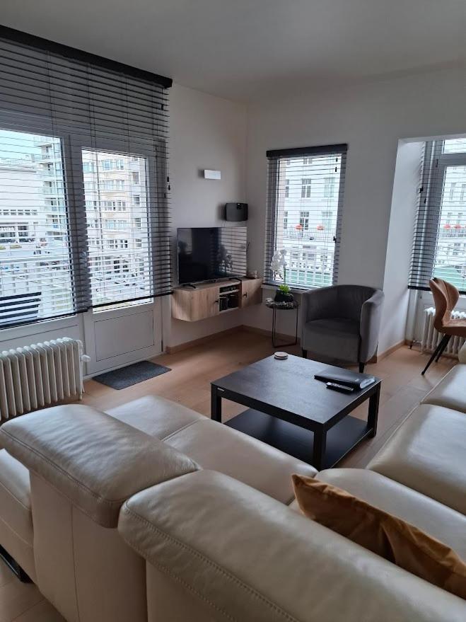 Lichtrijk En Comfortabel Hoekappartement Met Gratis Parking En Zeer Centraal Gelegen - Comme Chez Soi Ostende Exteriér fotografie
