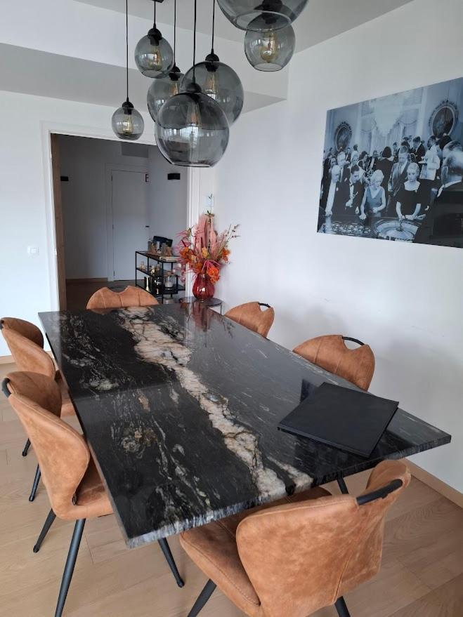 Lichtrijk En Comfortabel Hoekappartement Met Gratis Parking En Zeer Centraal Gelegen - Comme Chez Soi Ostende Exteriér fotografie